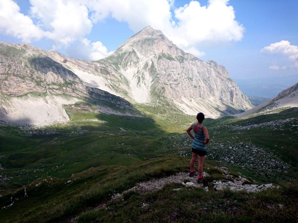 dal Portella si scende sul ghiaione e si entra in campo pericoli, che d'inverno diventa quasi inaccessibile