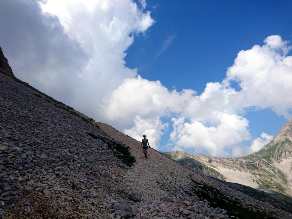 dal Portella si scende sul ghiaione e si entra in campo pericoli, che d'inverno diventa quasi inaccessibile