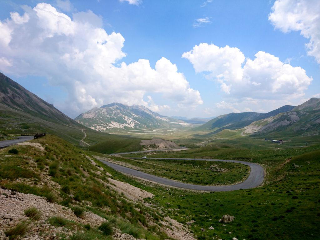 bella prospettiva su Campo Imperatore, con l&#039;unica strada che lo attraversa