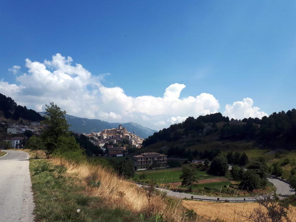 lungo la strada per Caramanico Terme, che allungheremo per vedere quanto più possibile la zona, faremo tappa a Castel del Monte (no, non quello pugliese!)