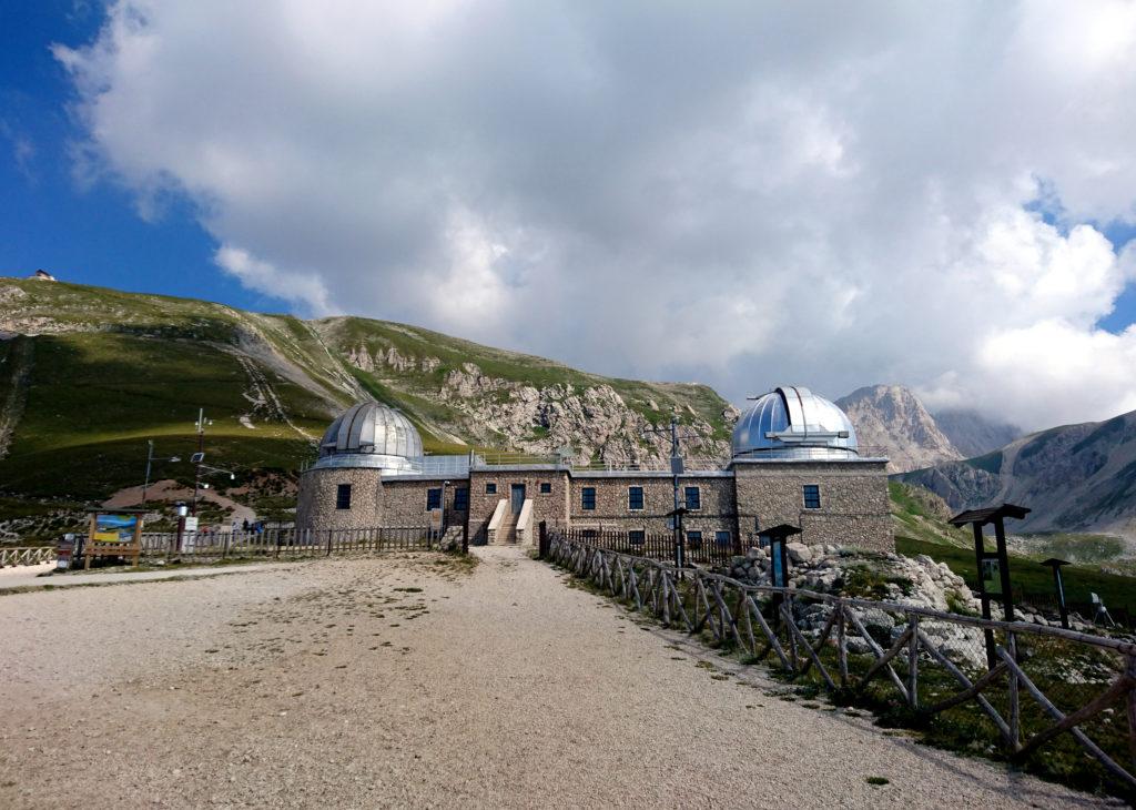 l'Osservatorio e sullo sfondo, a sinistra, il Rifugio Duca degli Abruzzi