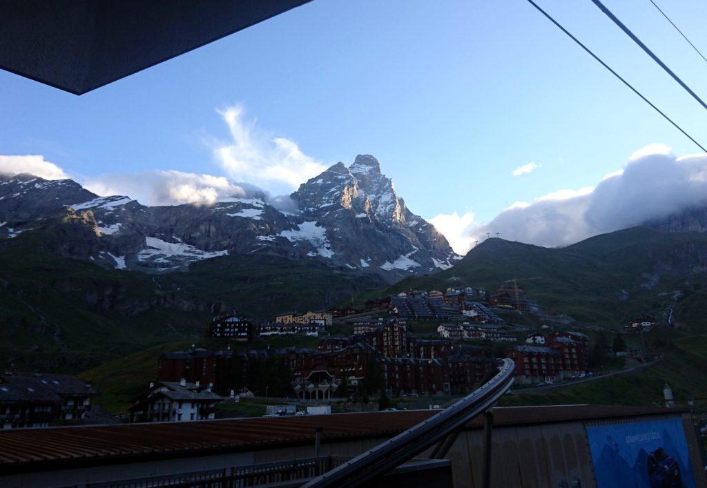 In attesa della prima funivia, fotazza al Cervino che si mostra in tutta la sua bellezza