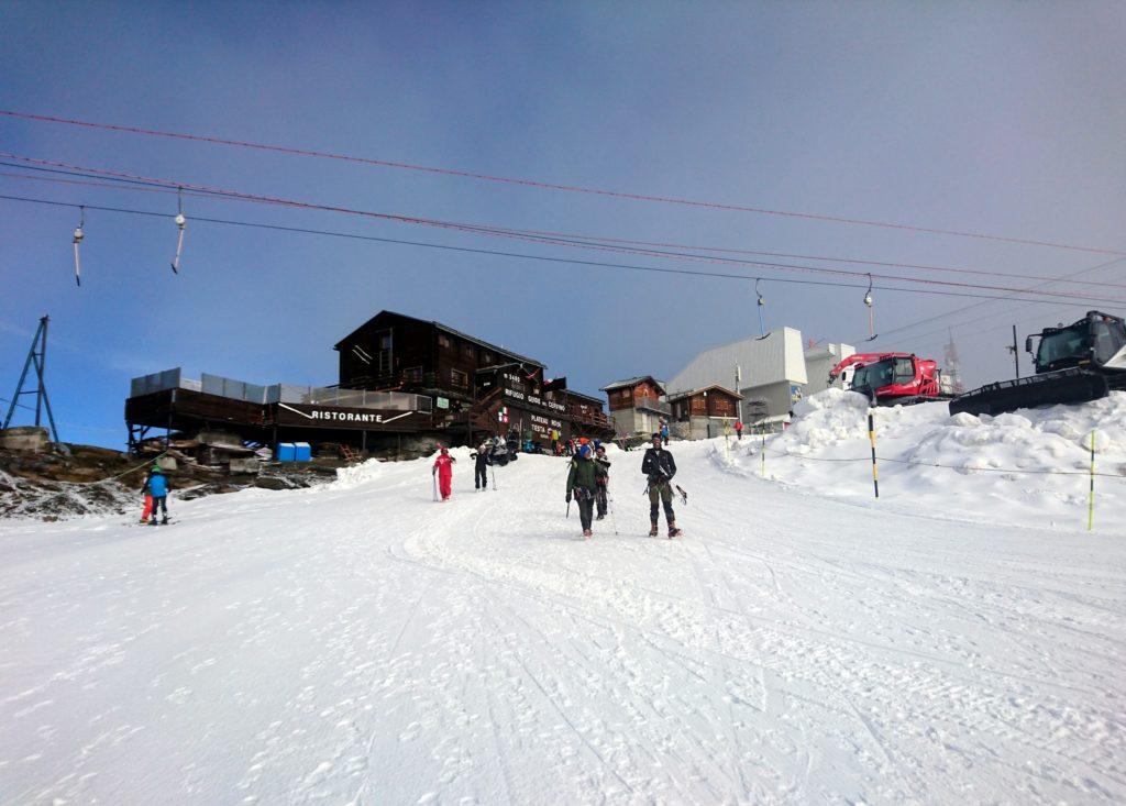 Ci imbraghiamo e partiamo di buona lena dal plateau rosa seguendo le piste