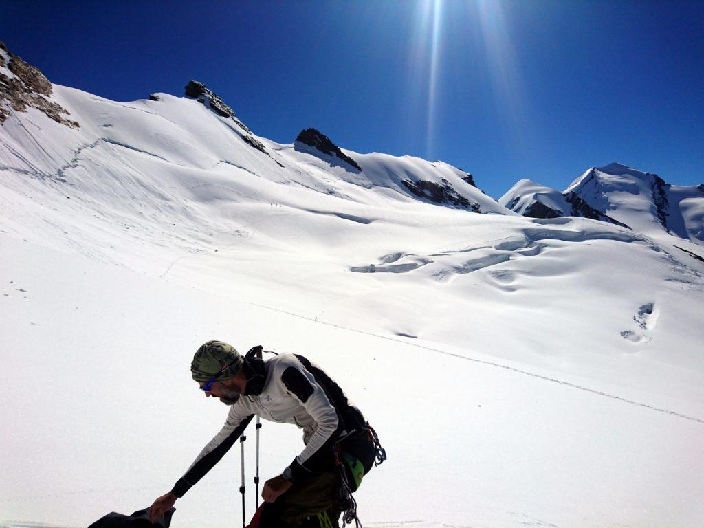 Siamo sotto l'attacco. Sullo sfondo i crepacci e gli altri 4000 del gruppo: Breithorn Orientale, Punta Nera, Pollucce e Castore