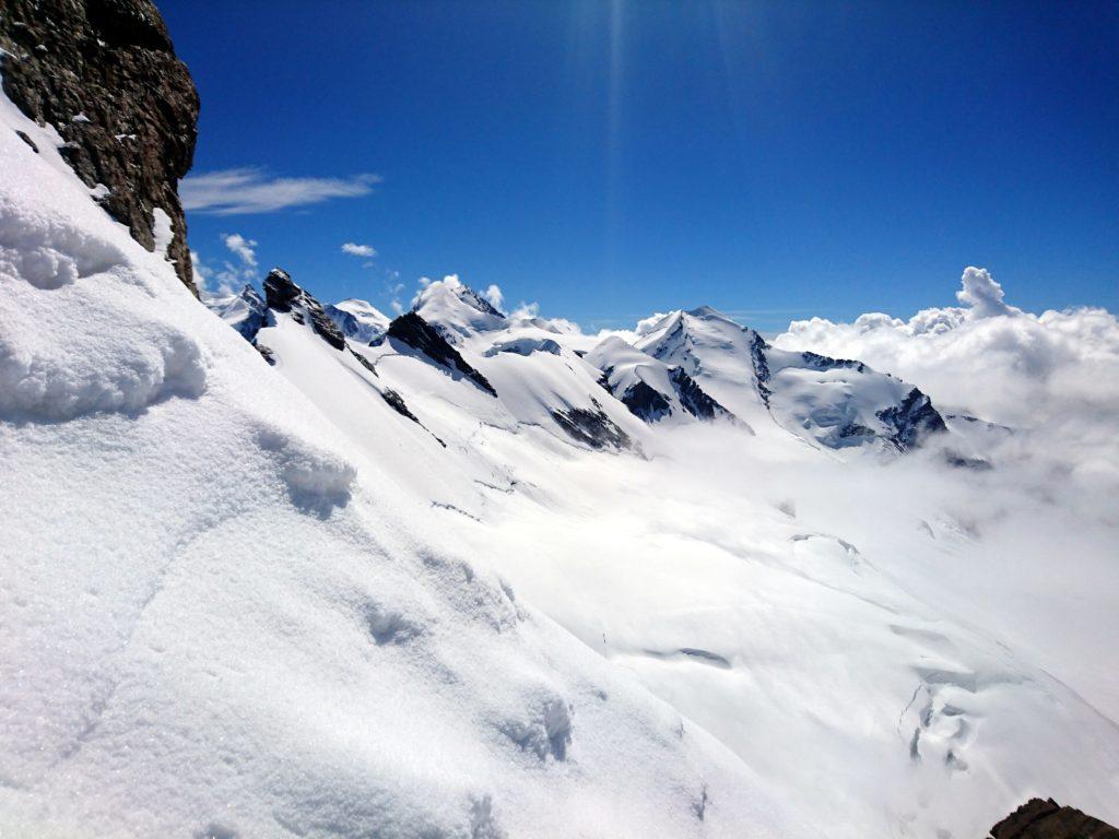 Splendida vista verso il Castore da circa metà salita, quando si raggiunge il termine della cresta rocciosa