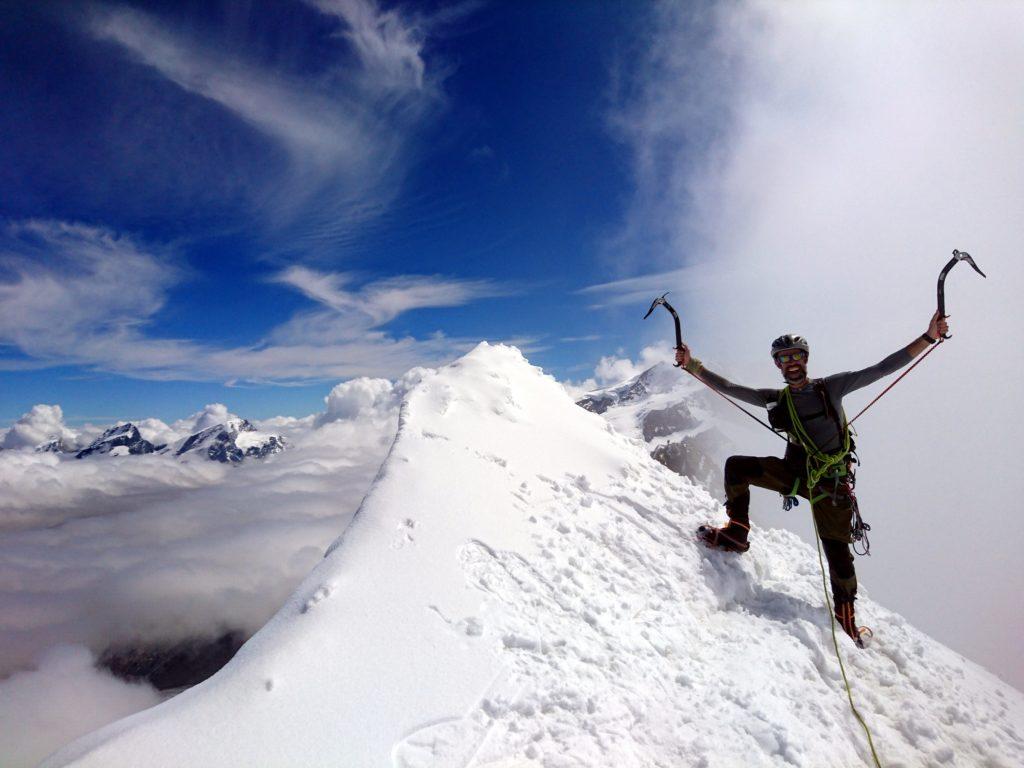 Samu fa il pagliaccio con le picche sulla cima del Breithorn Centrale