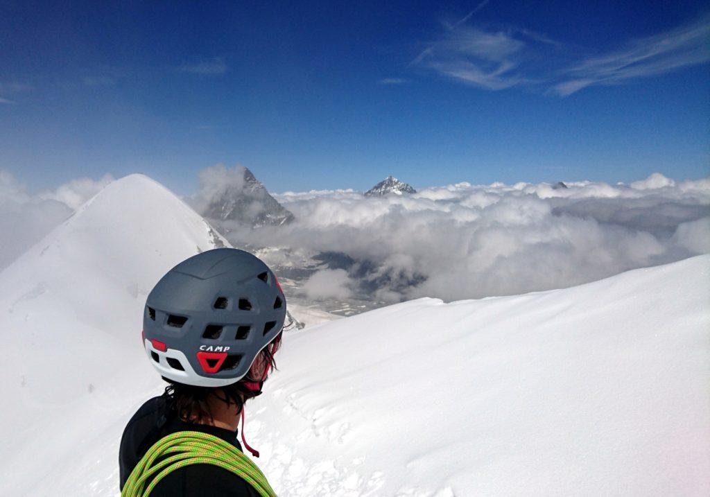 Scendendo si vede bene il Breithorn Occidentale, il Cervino e la Dent Blanche sullo sfondo