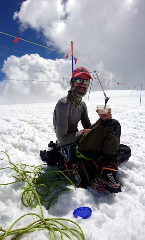 Samu pappa la sua scodella di riso di ordinanza mentre ci riposiamo un po' al sole