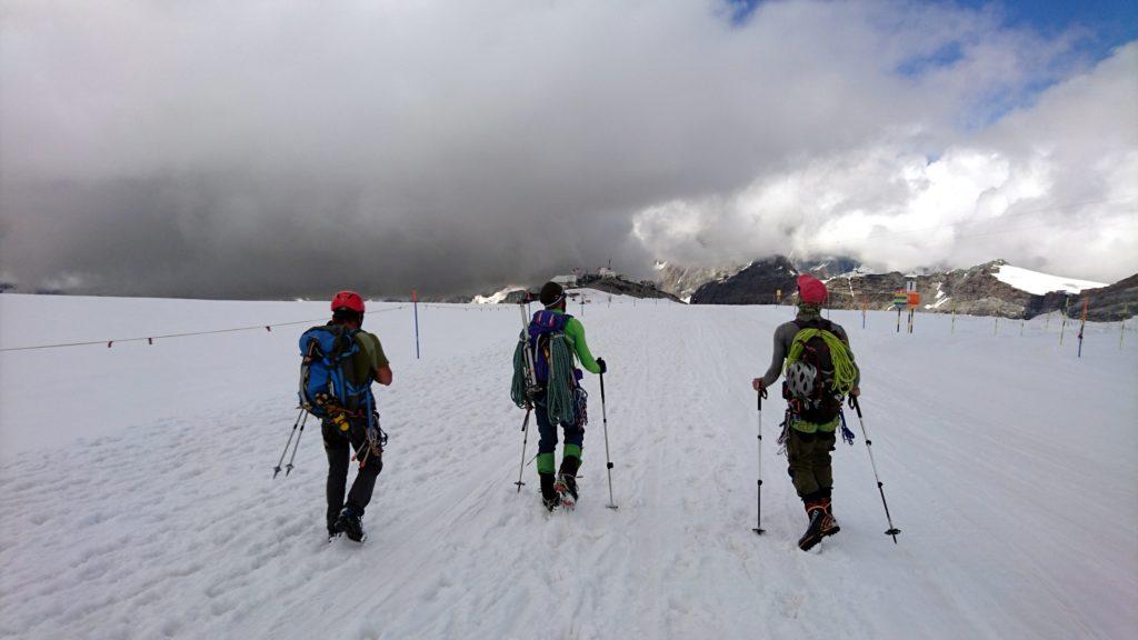 Arrivano anche le altre cordate e torniamo insieme verso il plateau rosa, prima che il tempo cambi in peggio