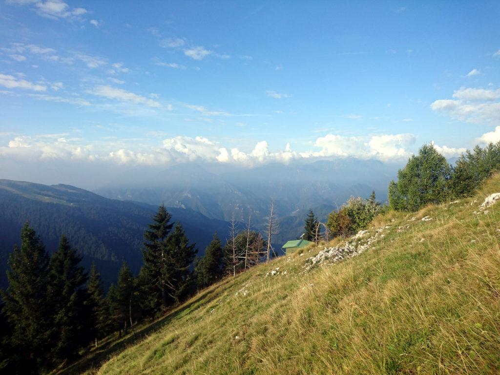 La prima costruzione che si vede uscendo dal bosco di salita