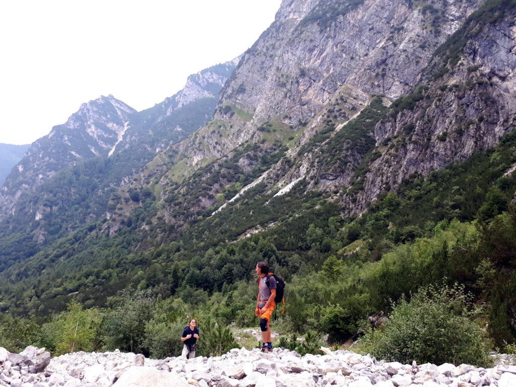 terminata la vegetazione si passa per un pezzo nel letto del fiume