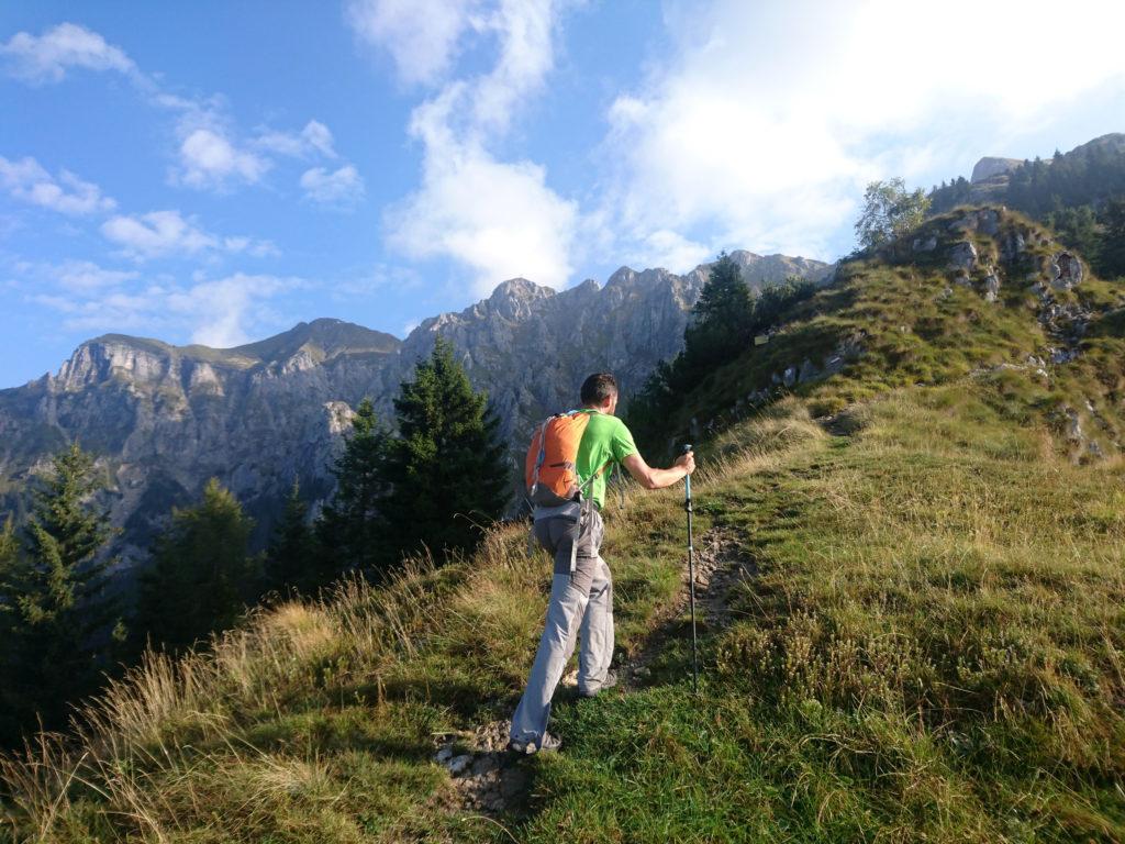 Si risale poi per cresta fino ai pratoni che ospitano la baita di Monte Secco