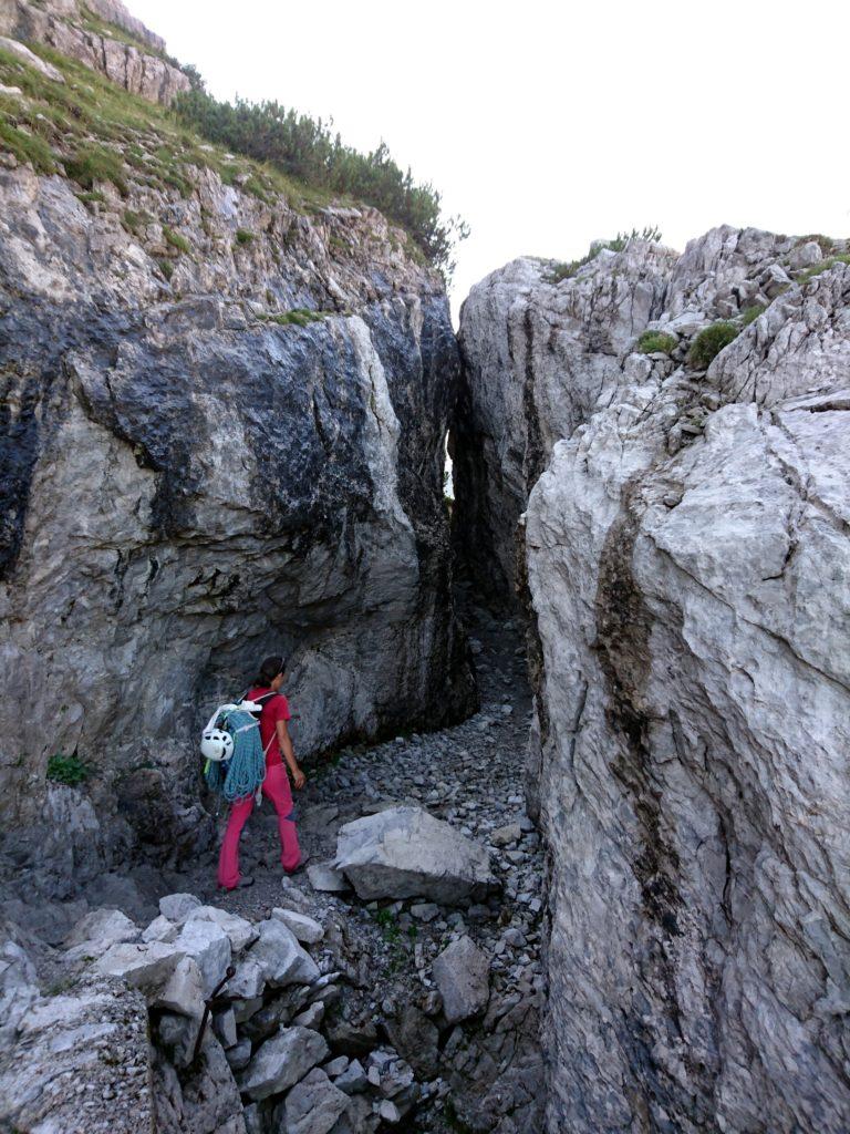 l'imbocco della grotta naturale sul sentiero che porta al rifugio Brentei