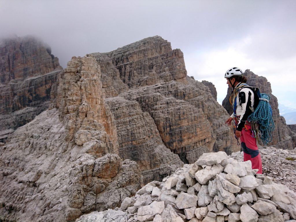 A sinistra, la cima Molveno vera e propria, raggiungibile con un ultimo facile tiro di corda