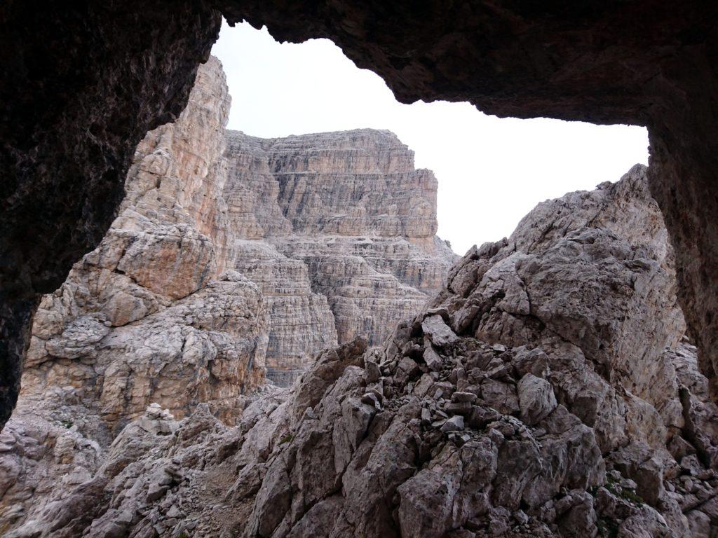 Proprio sotto l'anticima si trova questa grotta naturale molto utile in caso di pioggia