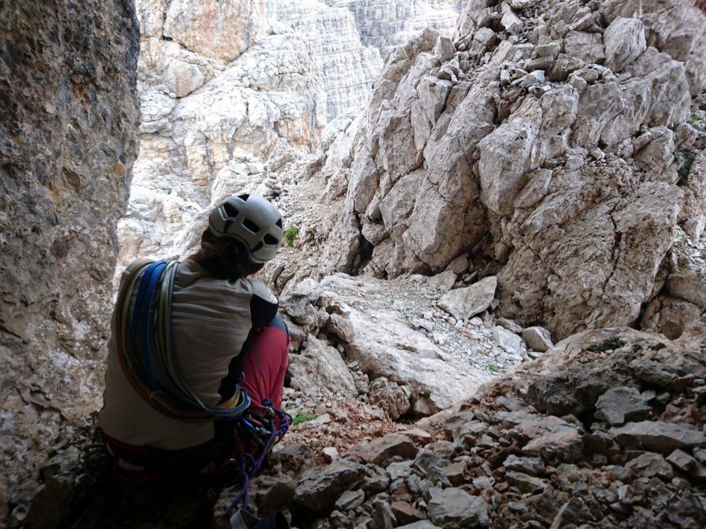 Erica attende che spiova nella grotta sotto l'anticima. Basteranno pochi minuti per fortuna