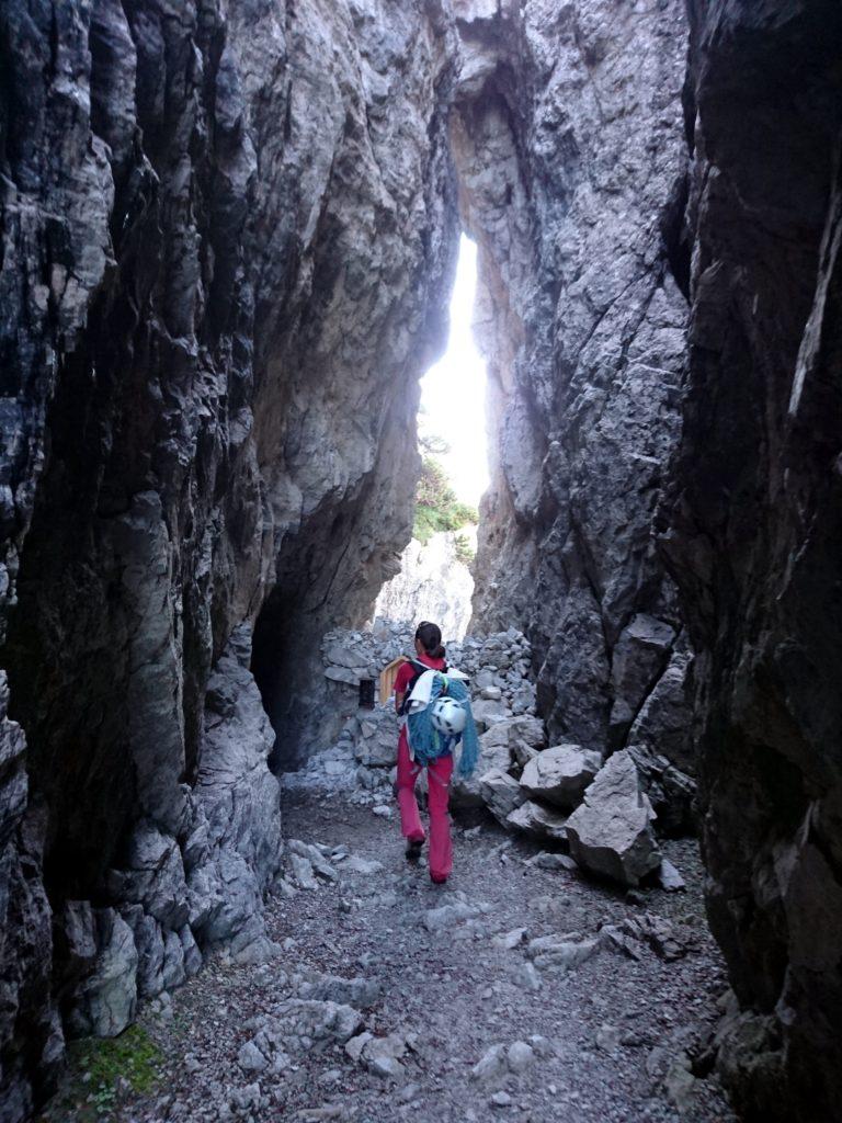 la grotta naturale sul sentiero che porta al rifugio Brentei