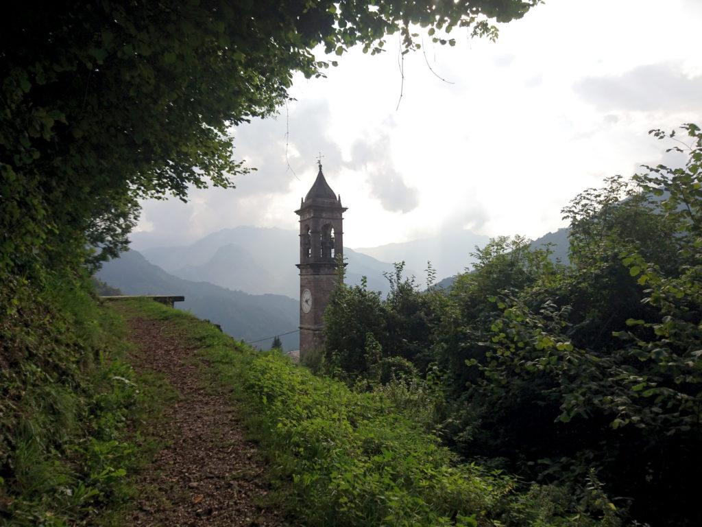 dopo alcune ore arriviamo finalmente in vista della chiesa del paese