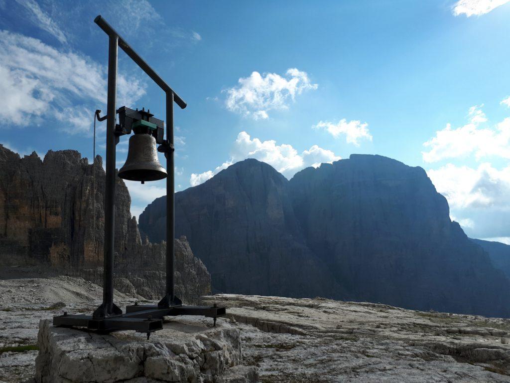 La campana del rifugio, i cui rintocchi ci hanno accompagnati per tutta la salita in vetta