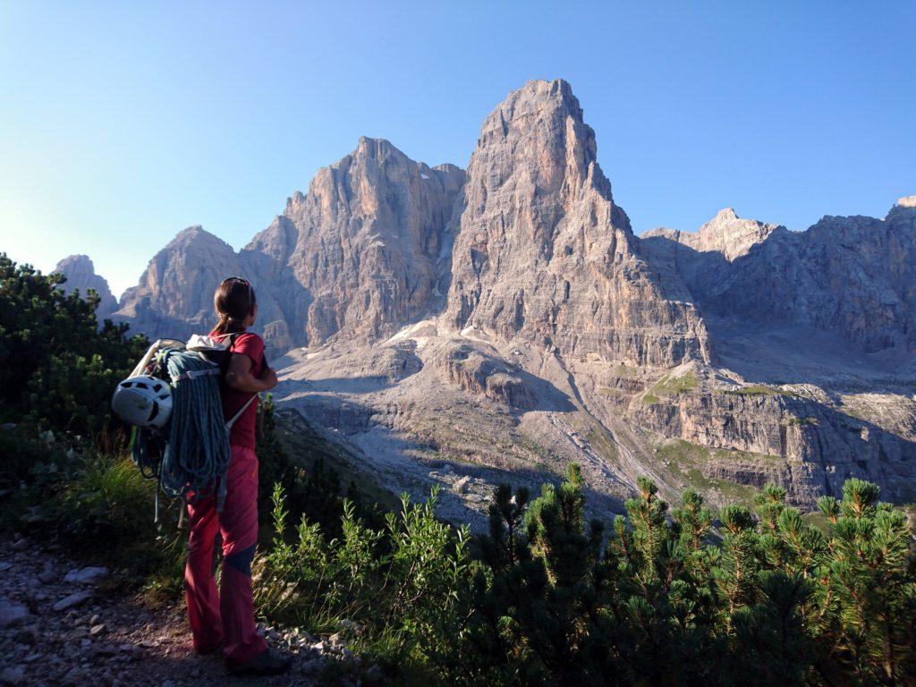 Vista del Crozzon del Brenta e del canalone Neri dal sentiero verso il Brentei