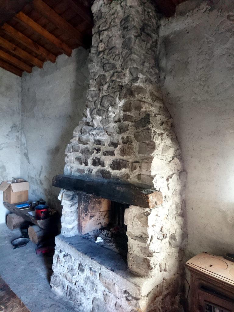 Il bel caminetto all&#039;interno della baita di Monte Secco