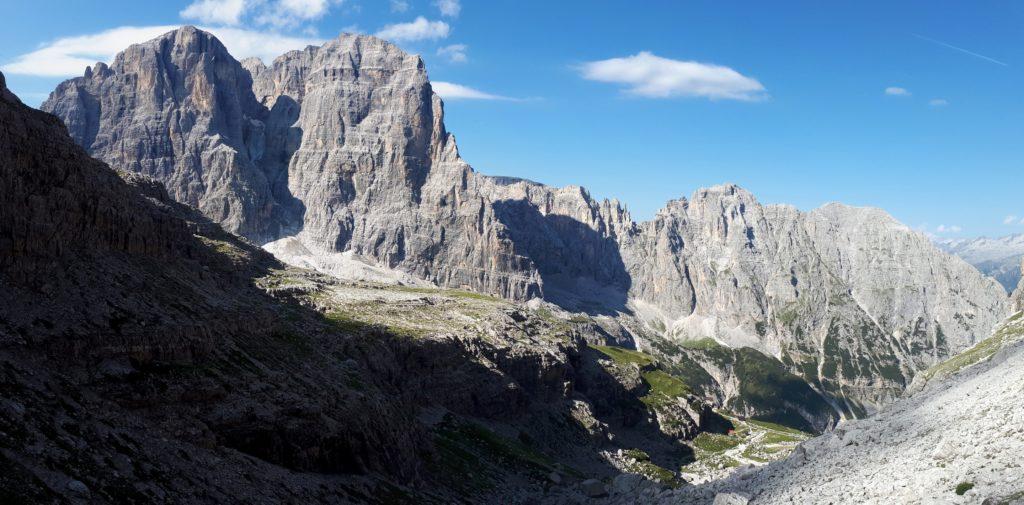 Panoramica verso valle dalla salita che porta verso il rifugio Alimonta