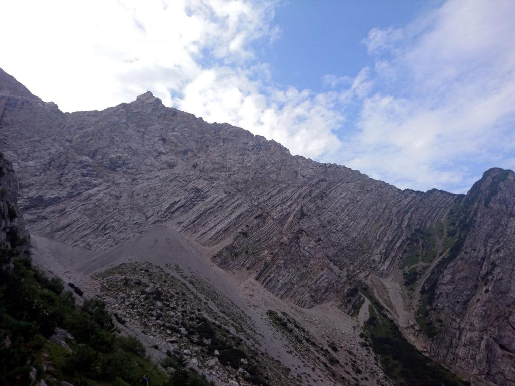 anche la montagna alla nostra destra è tutta fatta a strisce diagonali