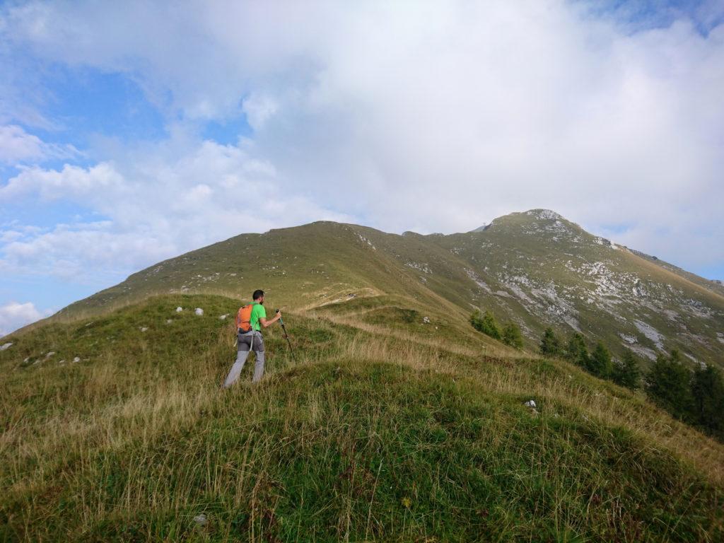 qui inizia un lungo tragitto di cresta che conduce fino alla cima del Monte Secco