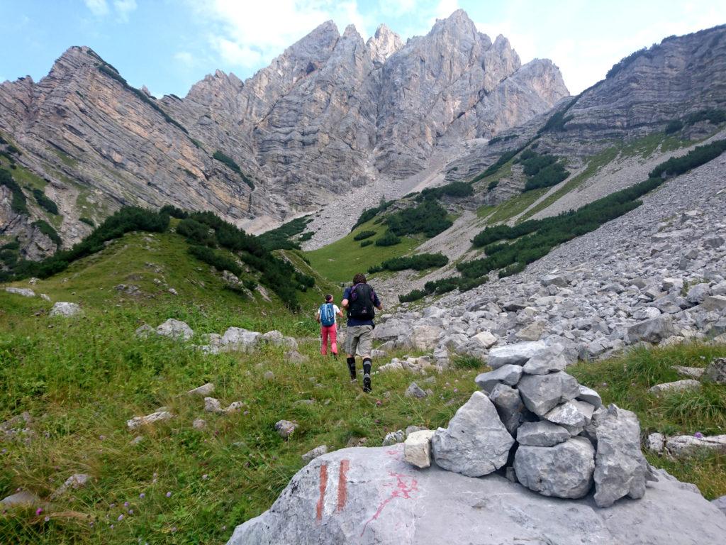 Giunti ai pratoni, seguiamo le ultime tracce di sentiero che presto si perderà nel nulla