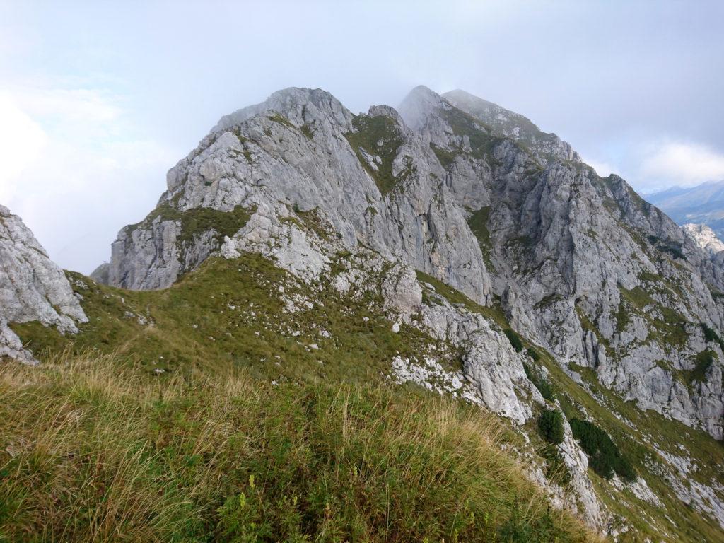 ci avviciniamo alla cima vera e propria e bisogna risalire qualche roccetta