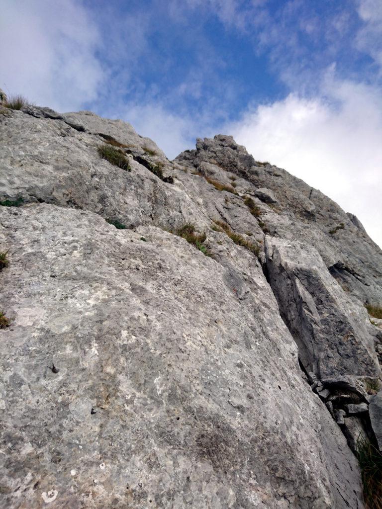 le facili roccette da rimontare per continuare il sentiero di cresta