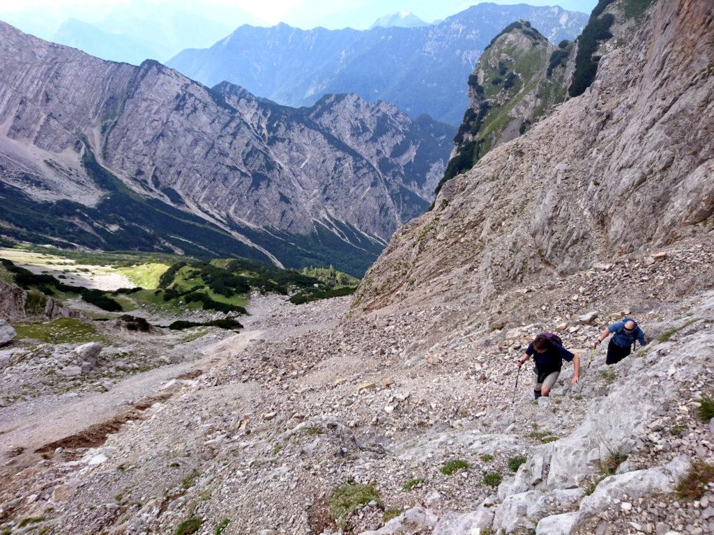 ci avviciniamo alle rocce per avere un po' di aiuto visto il terreno orribile