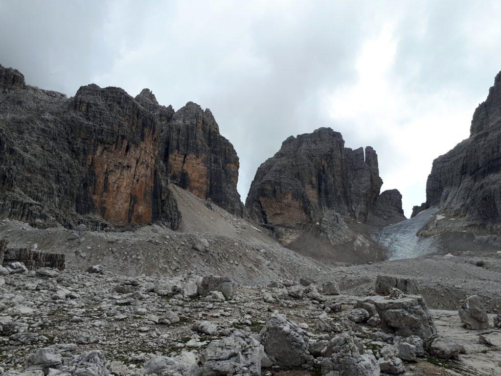 Per raggiungere la cima Molveno dobbiamo attraversare questa piana di detriti