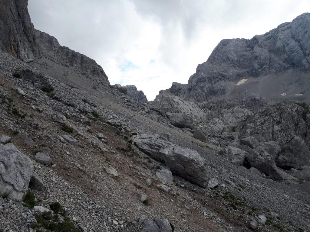 da qui ci spostiamo verso le grandi rocce a destra e proseguiamo ancora verso monte