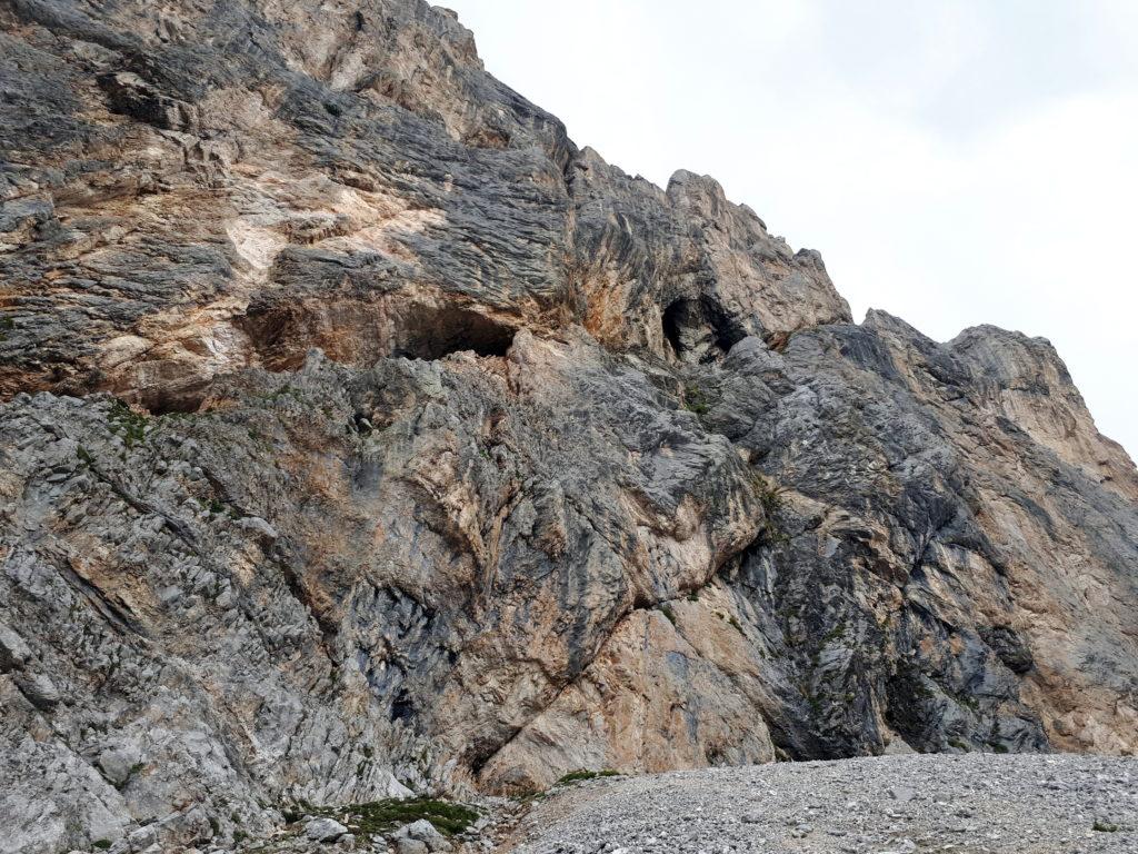 le belle grotte alla base della cima del Vallon