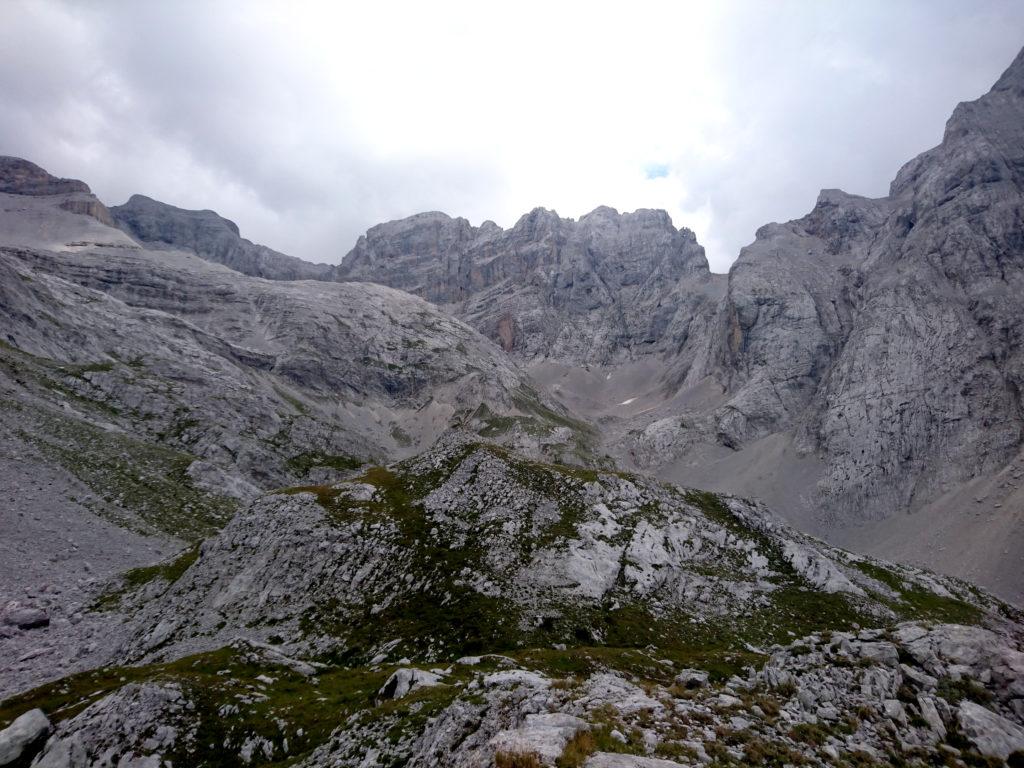 a monte si vede la cima di Prato Fiorito dove ci sono diverse vie di arrampicata