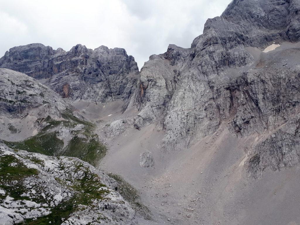 questo invece è il vallone detritico che rimonta il lato destro della valle