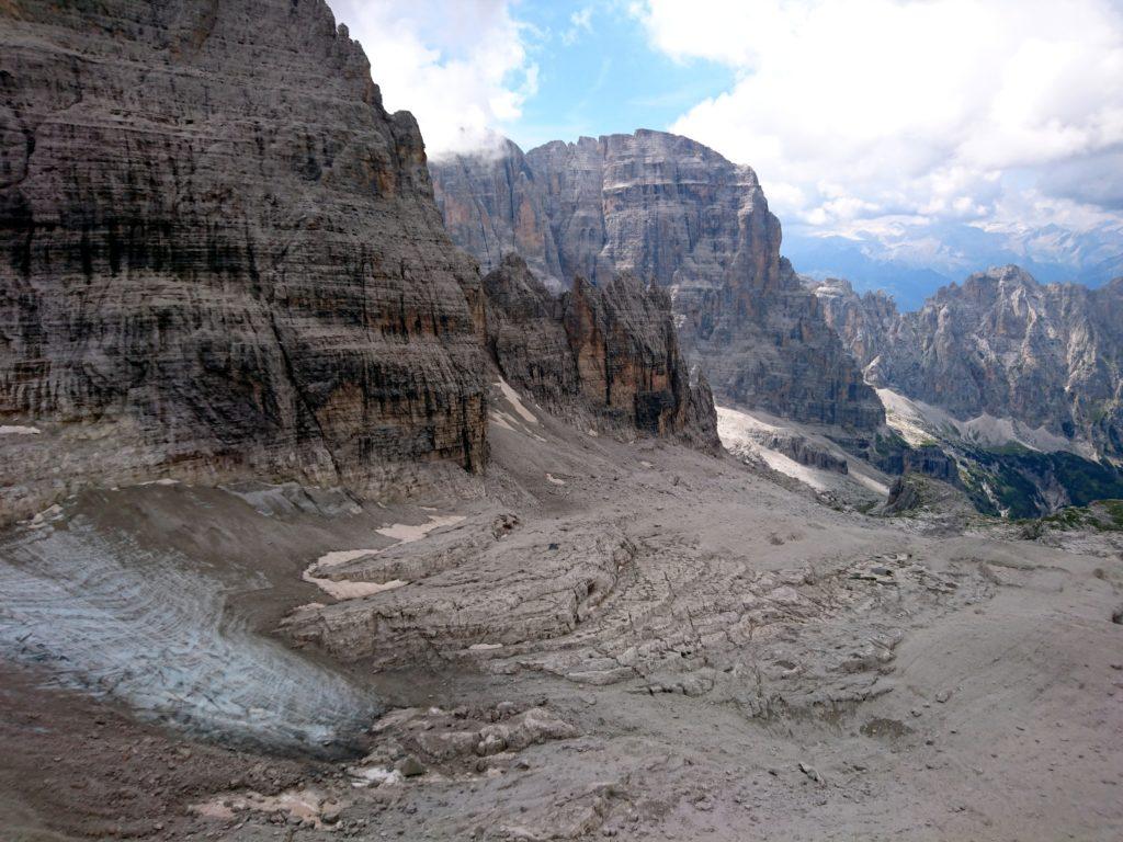 Altro sguardo verso valle, questa volta in direzione del Crozzon del Brenta