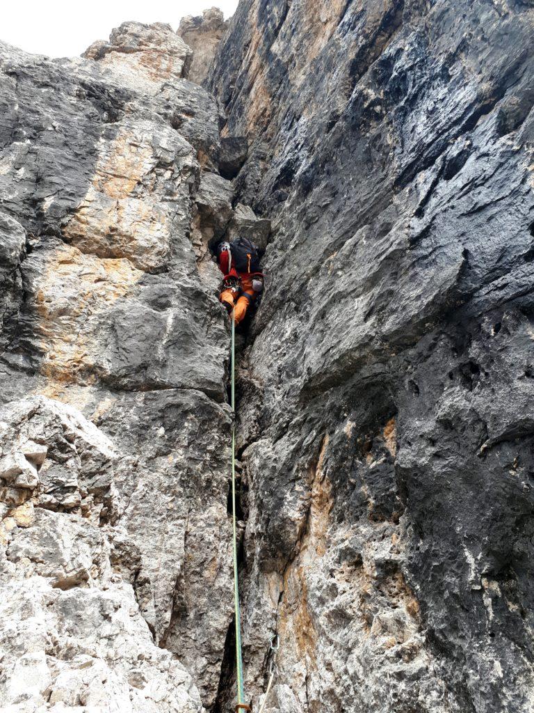 io mentre posiziono un friend sotto la roccia prima di effettuare la rimonta