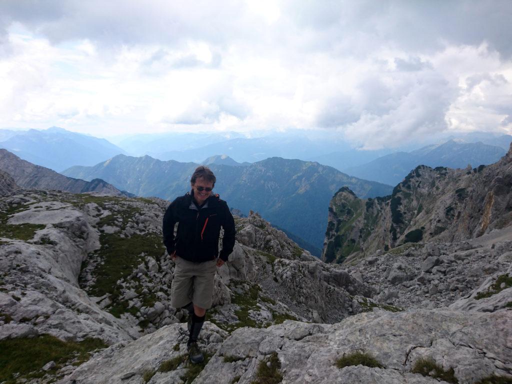 mio fratello mentre ravana in giro tra le rocce