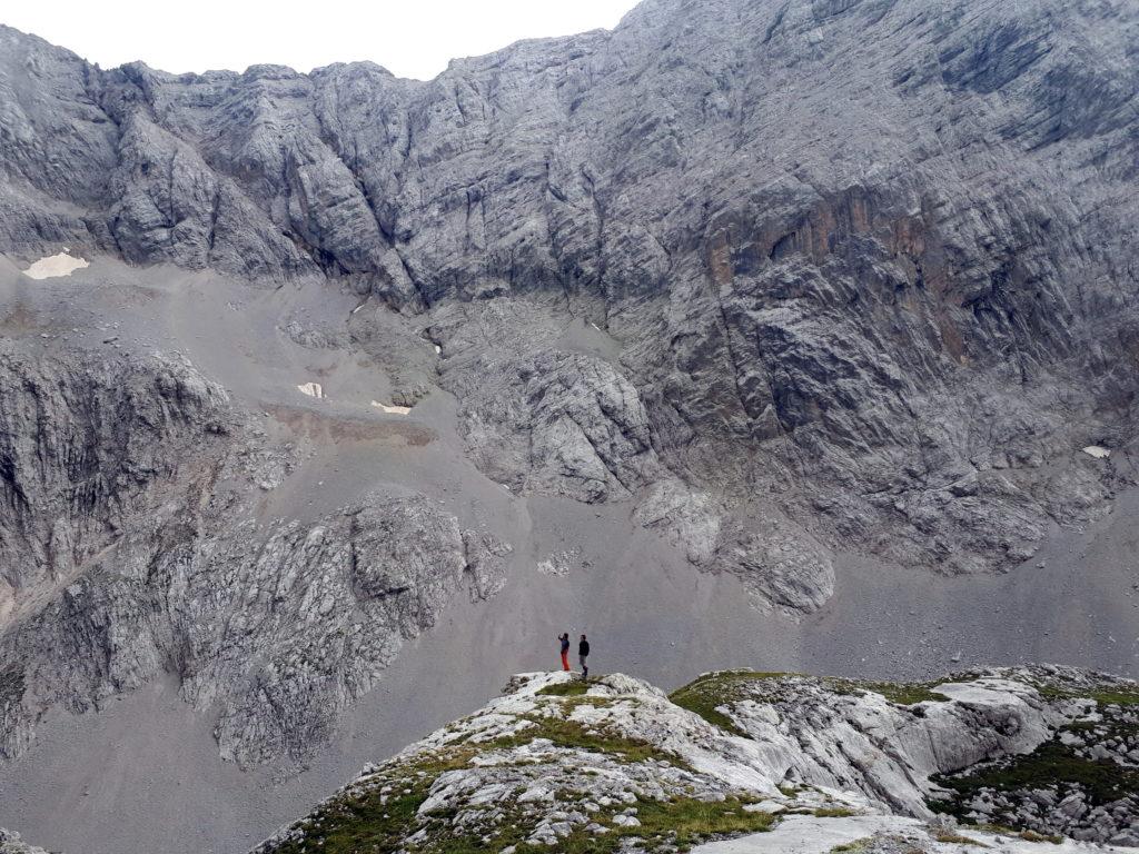 io e mio fratello piccolini di fronte all'immensità di questa conca naturale