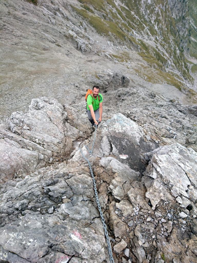 ci si abbassa sfruttando alcuni tratti attrezzati con catene di ferro