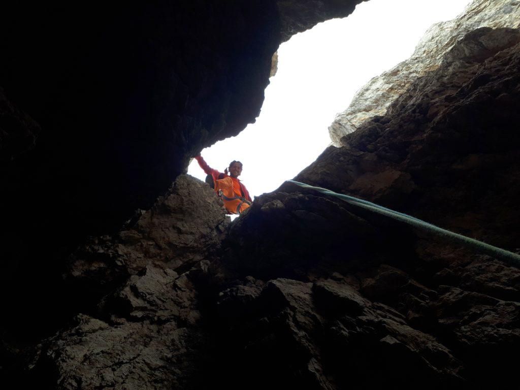 terminato il camino si entra in una grotta e se ne esce verticalmente con passi divertenti
