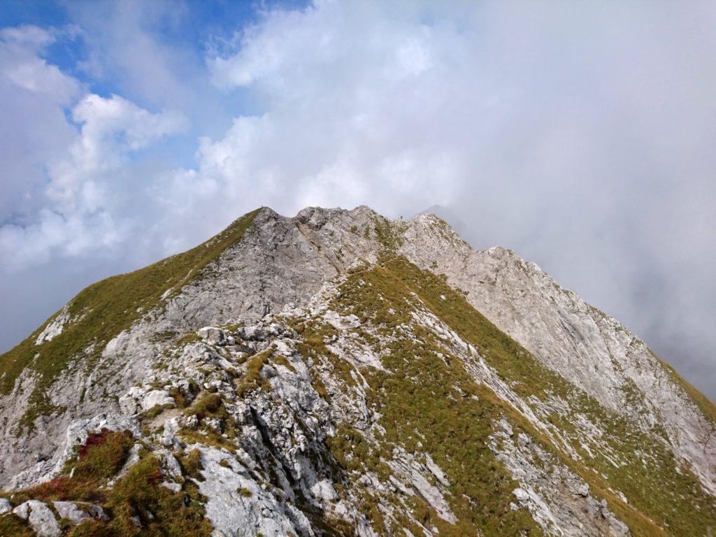 avanti ancora per creste superando la cima minore del Monte Cavallino