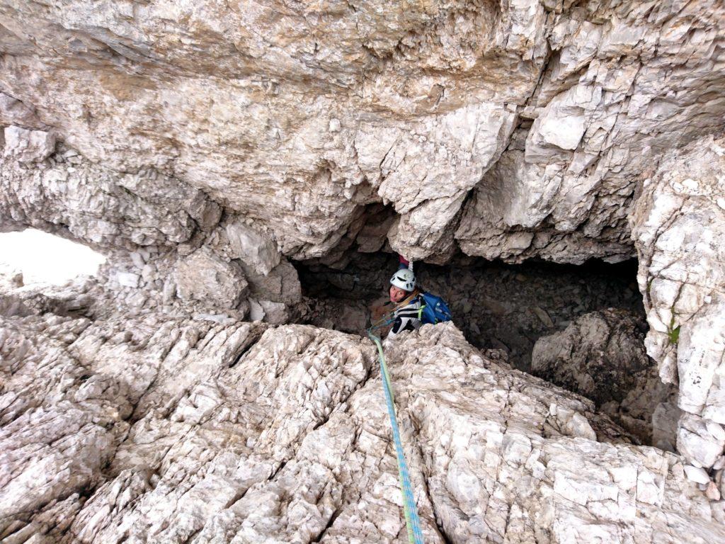 Erica in uscita dalla bellissima grotta dell'ultimo tiro