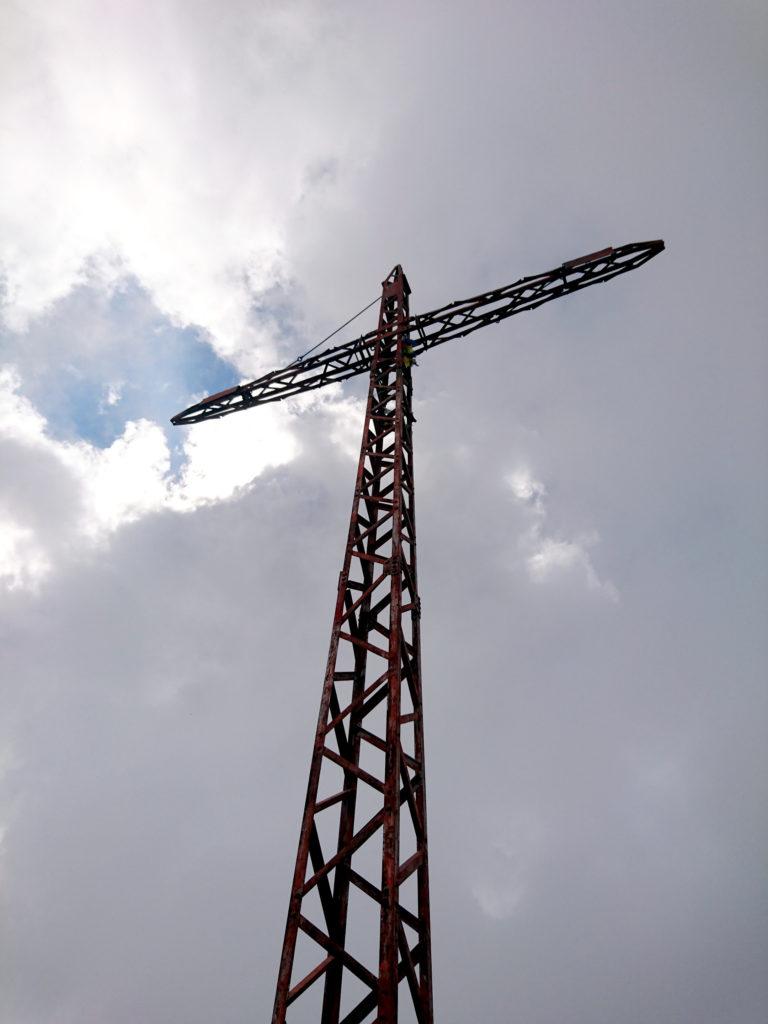 l'enorme croce di vetta del Monte Cavallo