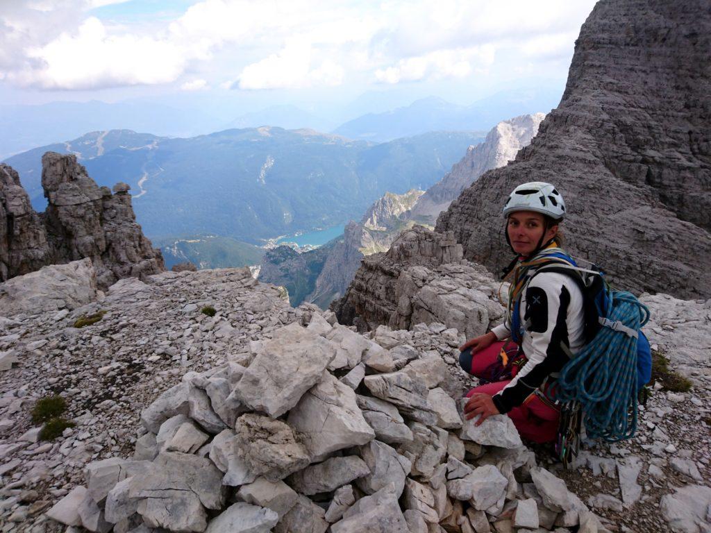 Erica soddisfatta sull'anticima e il bel lago di Molveno sullo sfondo!