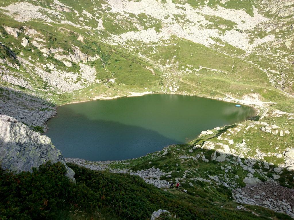 il Lago Mucrone, appena superato, aggirando verso sinistra