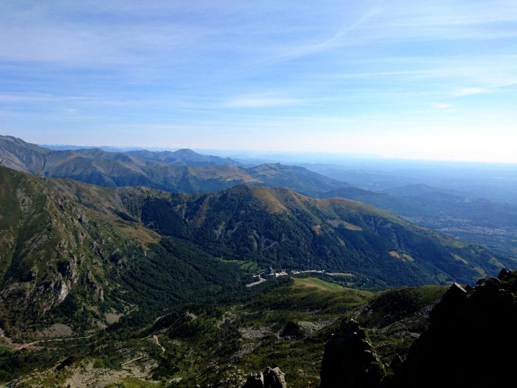 bel panorama della valle con il gigantesco Santuario di Oropa, la cui cupola è ben visibile anche da quassù