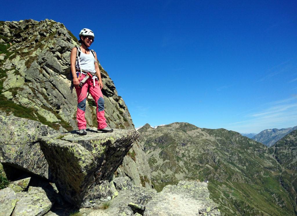 una roccia scolpita dalla natura in forma di piedistallo: potevamo non salirci sopra?